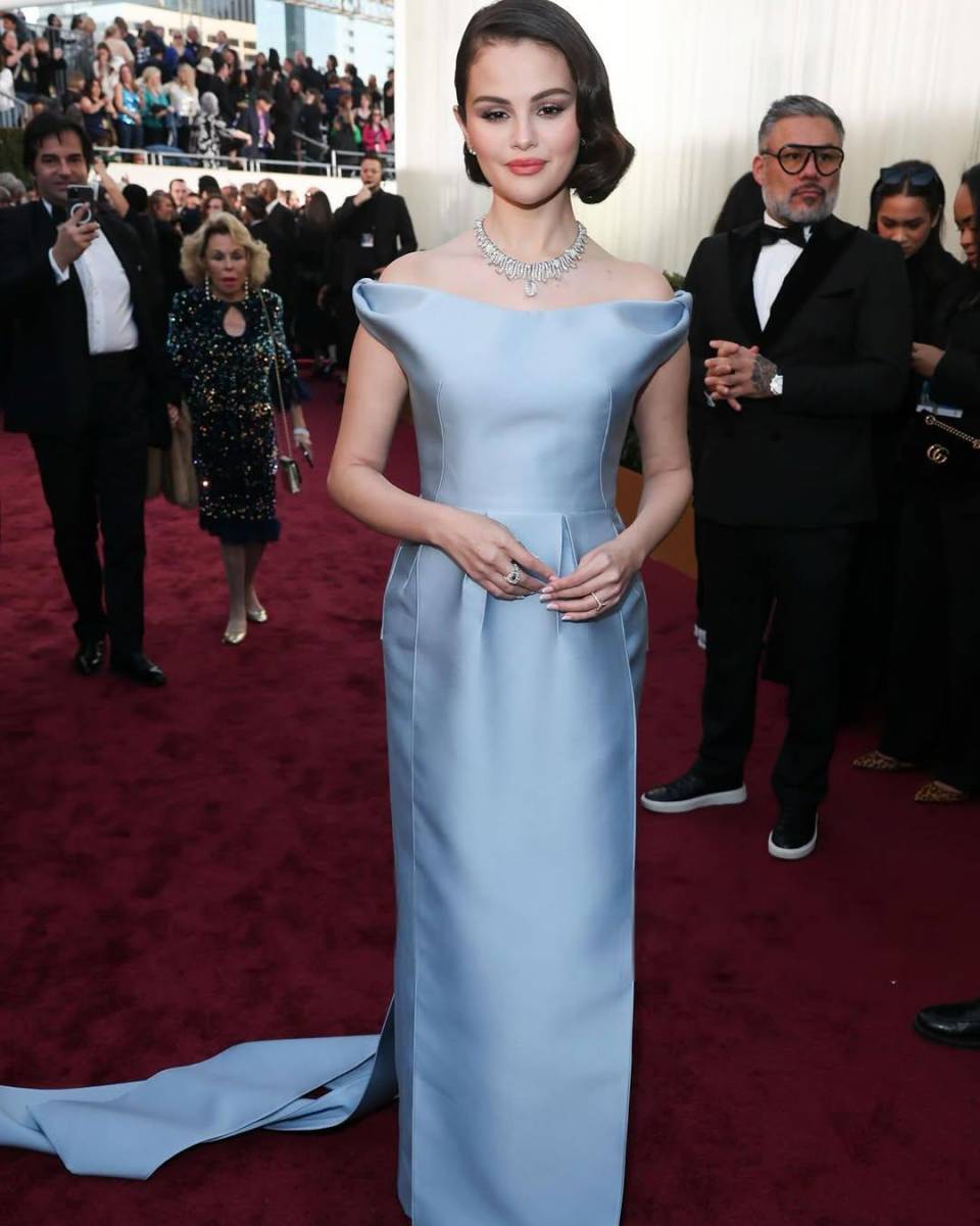Selena Gomez deslumbró en los Golden Globes 2025 con un vestido color celeste personalizado de Prada.