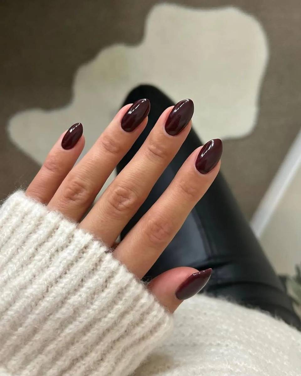 El borgoña oscuro, casi negro, es sinónimo de elegancia y manos impecables. Ideal para uñas cortas o de largo medio con forma almendrada.