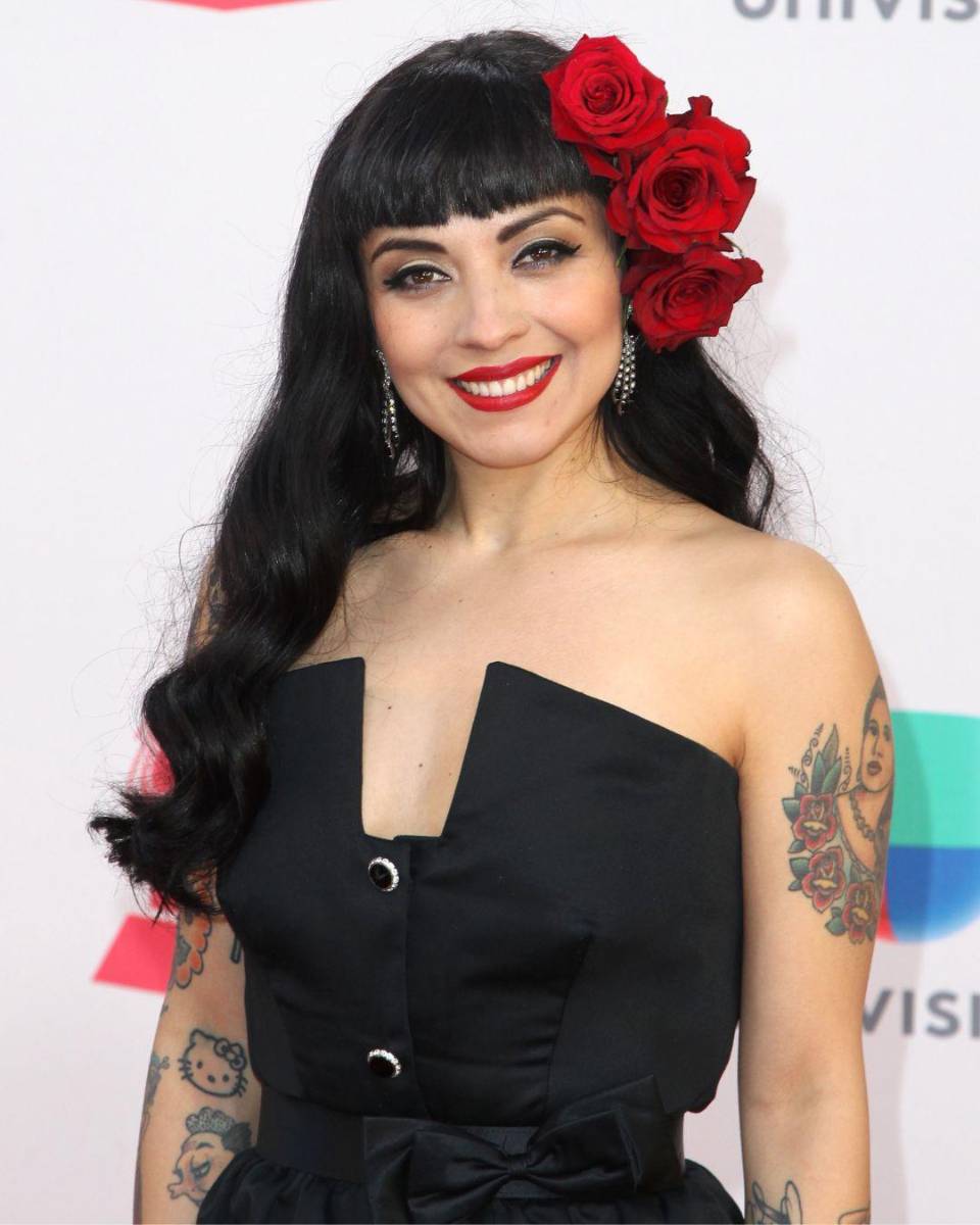 Su nombre real es Norma Monserrat Bustamante Laferte, un dato que muchos desconocen y que contrasta con el nombre artístico con el que hoy es reconocida en la música.