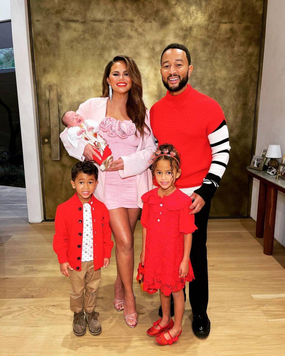 Chrissy Teigen y John Legend le dieron la bienvenida a su pequeña, Esti Maxine Stephens, el pasado mes de enero. La pareja compartió la noticia a través de IG.
