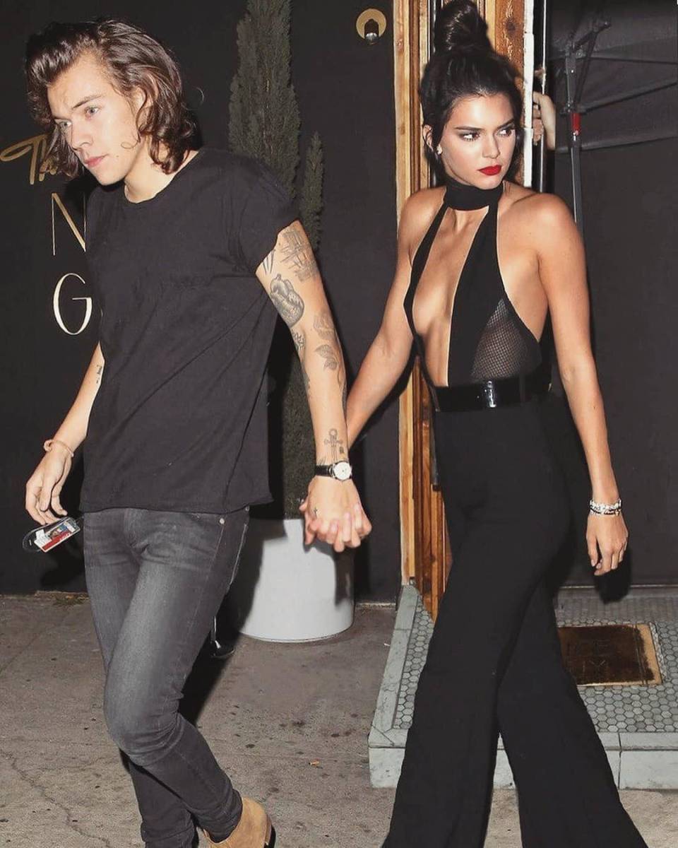 <b>Kendall Jenner (2013/2014/2015)</b>La relación comenzó en el 2013 cuando se les vio cenando en un restaurante de Los Ángeles. Su relación comenzó en noviembre y acabó en febrero 2014. Pero en el 2015 se vio a Kendall y Harry pasando el Año Nuevo juntos en un yate. Khloé Kardashian confirmó que el ex One Direction estaba saliendo con su hermana.