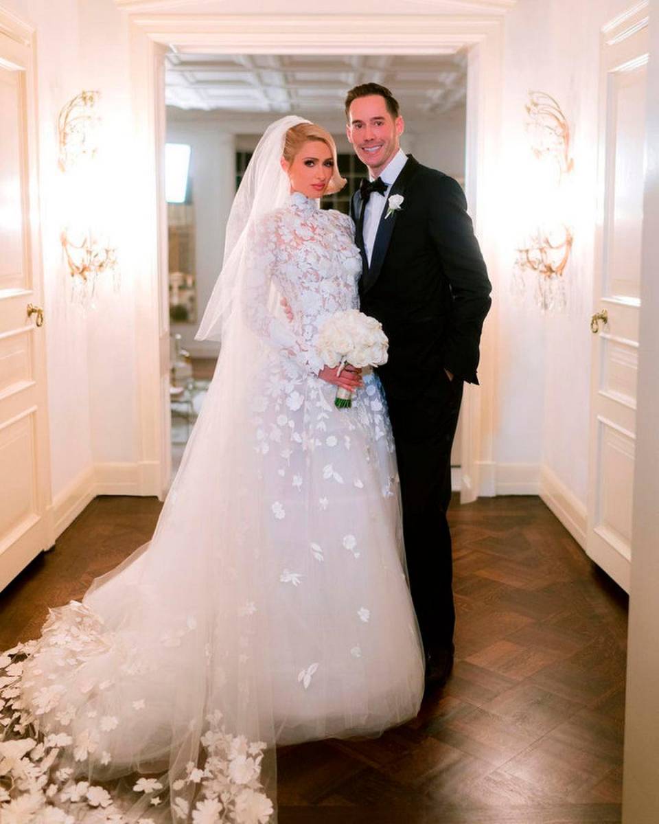 Paris Hilton y su esposo Carter Reum anunciaron el nacimiento de su primer hijo a través de vientre de alquiler en enero de 2023. “Ya eres más amado de lo que pueden expresar las palabras”, escribió la estrella de Instagram.