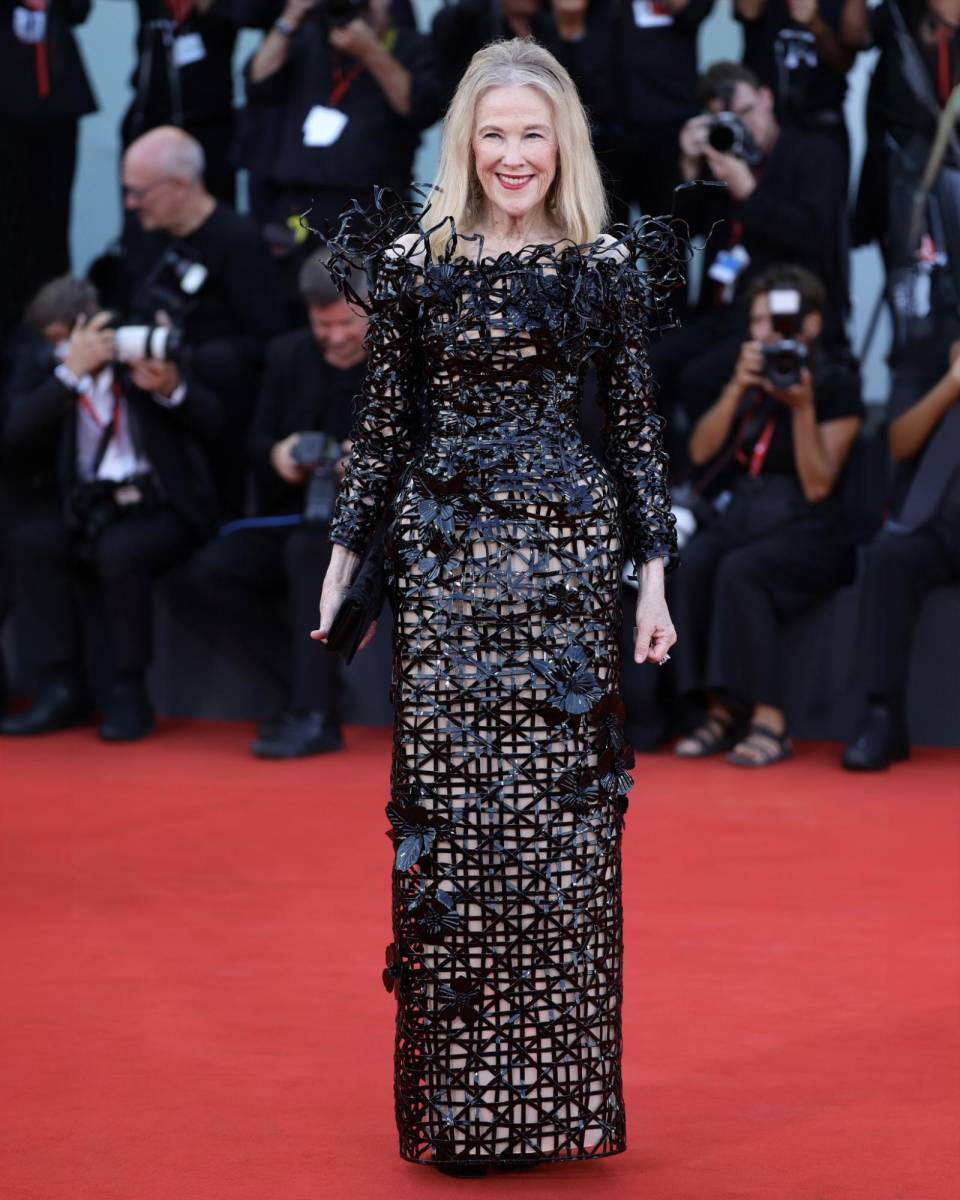 Catherine O’Hara deslumbró con un vestido Óscar de la Renta y joyería Cartier.