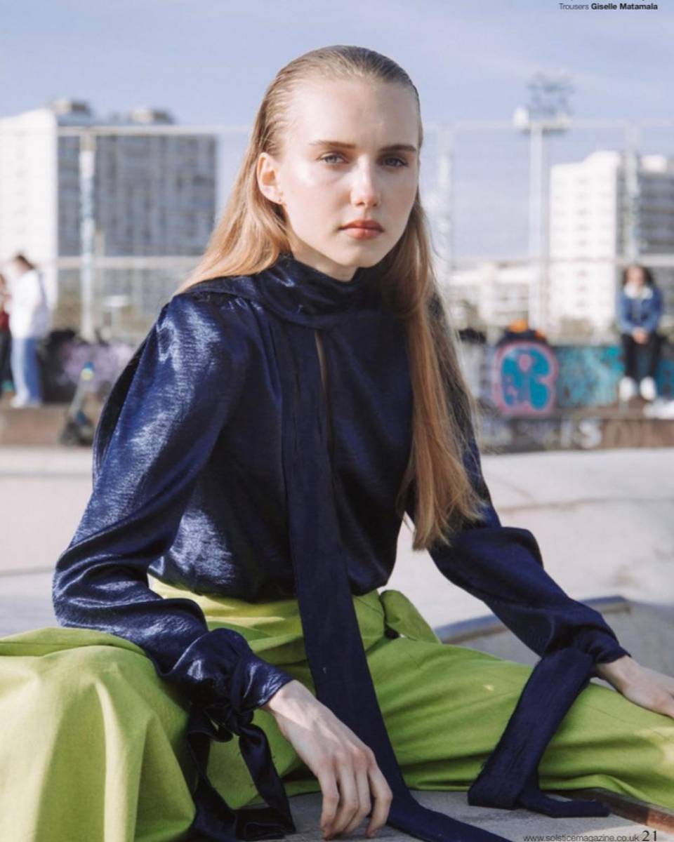 Su debut en BAC Estilo Moda llega con una colección fiel a su esencia y a su deseo de vestir a la mujer atrevida, empoderada y multifacética. “Mi estilo personal es bohemio casual con muchos estampados. Pienso que lo que me define es el trabajo Haute Couture, todo lo que es bordado a mano, especialmente la técnica francesa Luneville, así como la mezcla de tejidos, texturas, colores y estampados”.