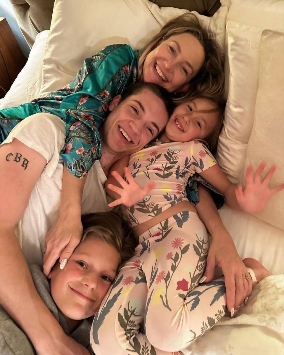 Kate Hudson también compartió una linda imagen junto a sus hijos. “Mamá desde 2004”.