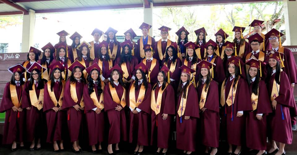 Con sonrisas, emoción y la satisfacción de una meta cumplida, los seniors de Mayan School celebraron su esperada graduación. Rodeados de sus familias, docentes y seres queridos, los graduandos vivieron una ceremonia especial en la que fueron reconocidos por su esfuerzo, dedicación y logros académicos, dando paso al inicio de nuevos desafíos y oportunidades en su camino hacia el futuro.