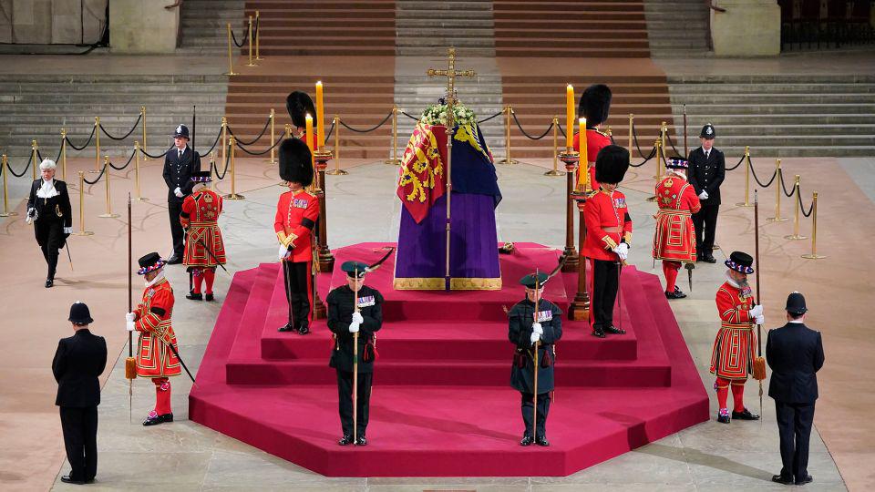 La familia real llega a la Abadía de Westminster para el servicio fúnebre de la reina Isabel II