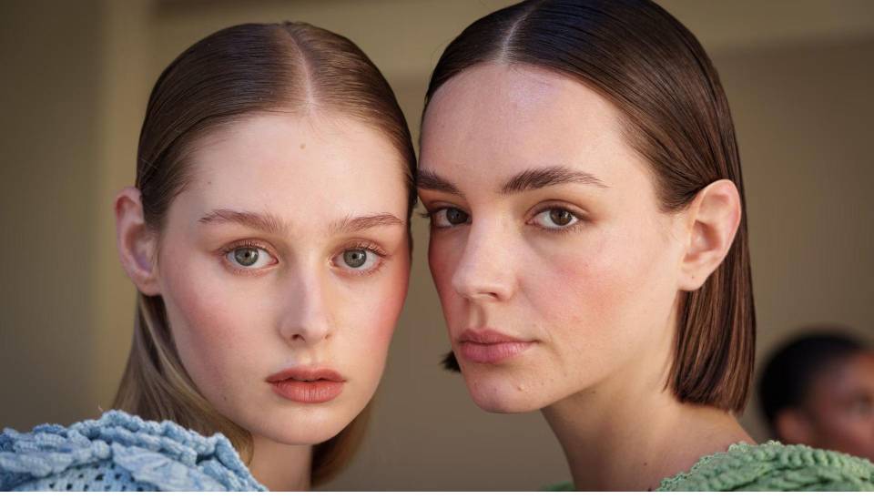 Este año, las cejas se llevan suaves, naturales y con textura, dejando atrás los arcos excesivamente definidos. Desde el <i>Boy Brow</i> hasta el laminado suave, pasando por degradados y estilos creativos, las tendencias 2026 celebran la autenticidad, el volumen sutil y la versatilidad, ofreciendo opciones para looks cotidianos y editoriales de impacto.