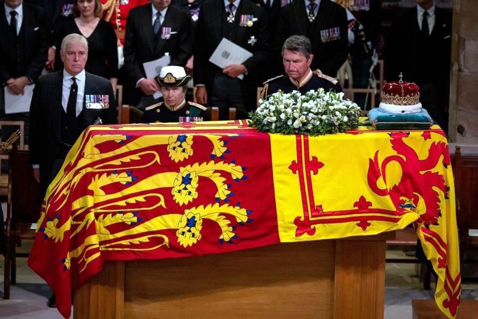 El estandarte realEl ataúd de la reina Isabel II estuvo cubierto durante las procesiones y el funeral con el estandarte que utiliza la monarquía en Inglaterra, Irlanda del Norte y Gales. 