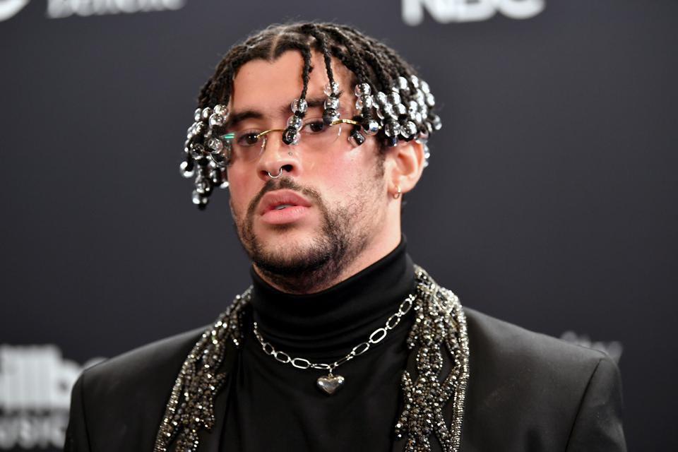 “Creo que el reggaetón y todos los géneros musicales son un medio para expresarse. Siempre lo han sido. La música siempre ha contado historias de cosas buenas, cosas malas, cosas peligrosas, cosas que te molestan. Así que el reggaeton es solo otro género de música que nace de la calle, del barrio. Siempre hay espacio y oportunidad para hablar un poco de todo en los discos de reggaeton. Por eso tengo canciones para la discoteca. Tengo música para todo”.