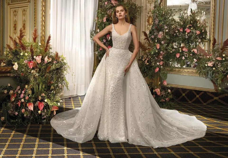 <b>Segundo vestido de novia: </b>Entre las tendencias de novias 2024 no podía faltar una opción que han popularizado las influencers que han pasado recientemente por el altar. Hablamos de lucir dos o hasta tres vestidos de novia el gran día. Una elección con muchas ventajas, ya que permite apostar por la comodidad en la parte final de la celebración o bien por un diseño más atrevido durante la fiesta. 