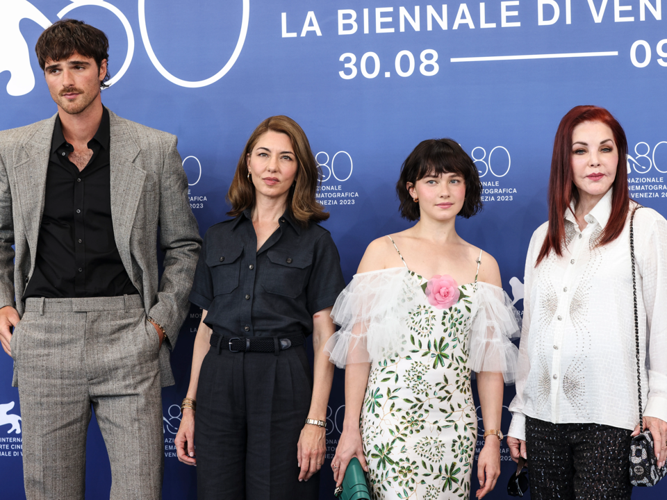 <b>El Éxito en Venecia</b>En el 80º Festival de Cine de Venecia, el estreno de “Priscilla” fue un hito para Sofía. Compartió la emoción de ver la película por primera vez, destacando la ovación de pie de 7 minutos y la conmovedora reacción de Priscilla. La cineasta resaltó la importancia de ser parte de una tradición cinematográfica grandiosa y la conexión única al presentar la película juntos en Venecia.