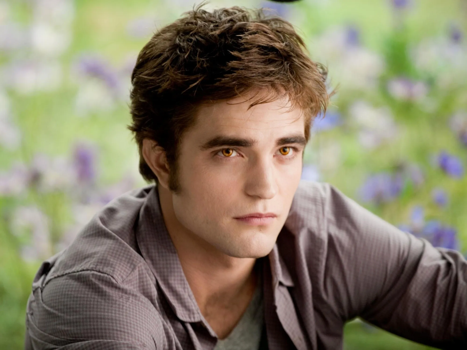 <b>Robert Pattinson</b>¿Eras del Team Edward? Porque Robert, en su papel de Edward Cullen, definitivamente conquistó tu corazón y solo querías que él te mordiera. 