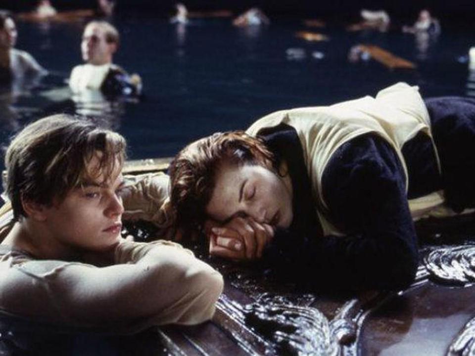<b>Titanic (1997)</b>El éxito de taquilla “Titanic” a menudo se asocia con romance en lugar de historias reales de supervivencia. No obstante, ofrece una perspectiva intrigante de un hecho verídico. James Cameron, profundamente investigador del hundimiento del RMS Titanic en 1912, plasmó su meticulosa investigación en la película ganadora de once premios Oscar. Aunque combinó personajes ficticios e históricos, parte de la tripulación fue retratada negativamente, incluido el primer oficial William Murdoch, por lo que Cameron se ha disculpado.