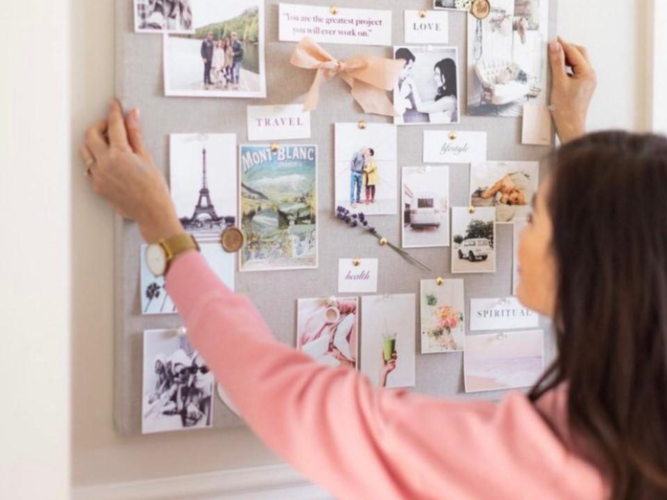 <b>¿Para qué sirve?</b>El vision board es una herramienta visual que te ayuda a plasmar tus objetivos y sueños, proporcionando claridad y enfoque a lo largo del año.