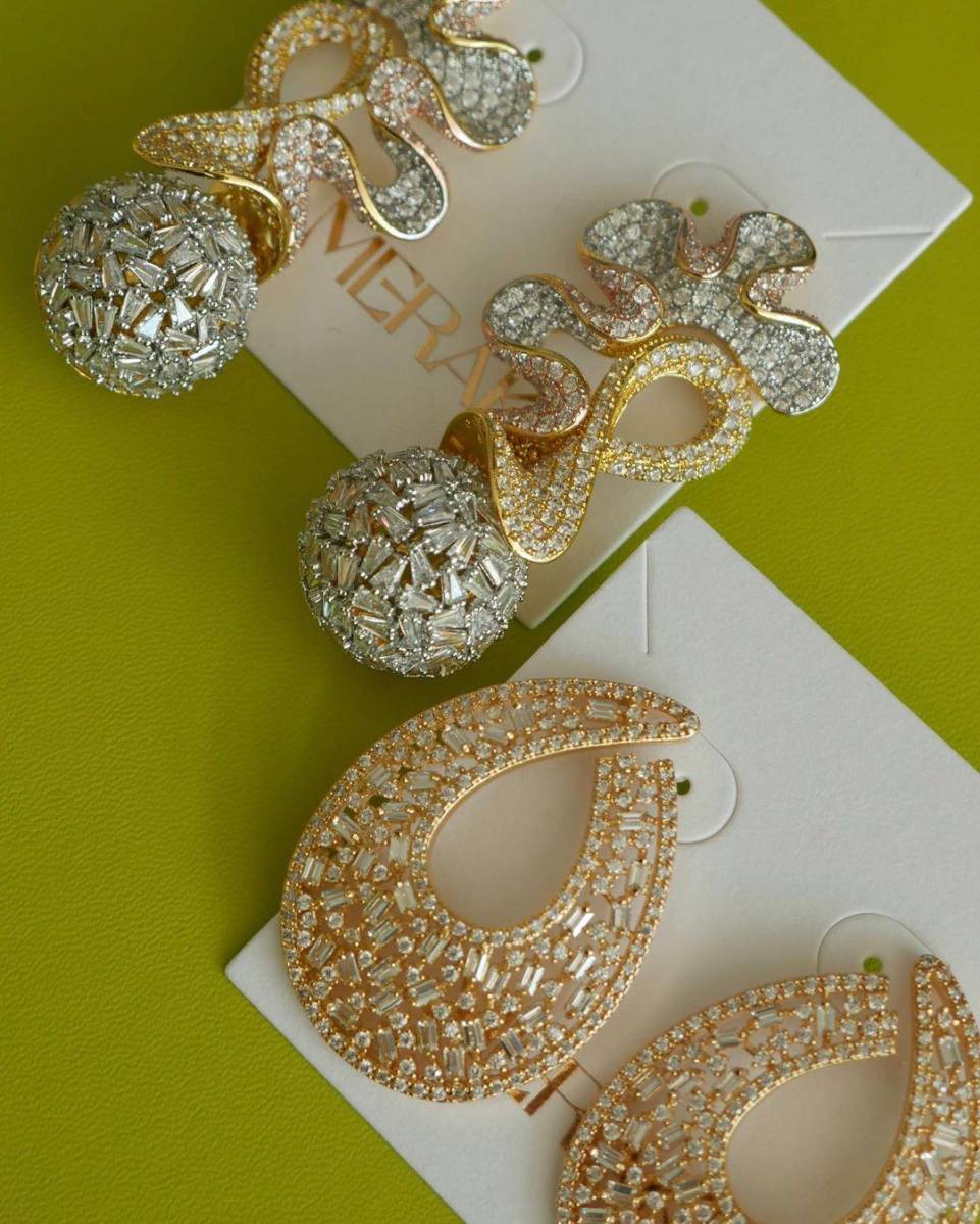 <u><b><a rel="nofollow noopener noreferrer" href="https://www.instagram.com/shopmerakihn/" target="_blank">MERAKI</a></b></u> se distingue por ofrecer joyería fina con un toque de excelencia en oro y plata. Cada pieza de nuestra colección refleja el cuidado artesanal y la atención meticulosa a los detalles. 
