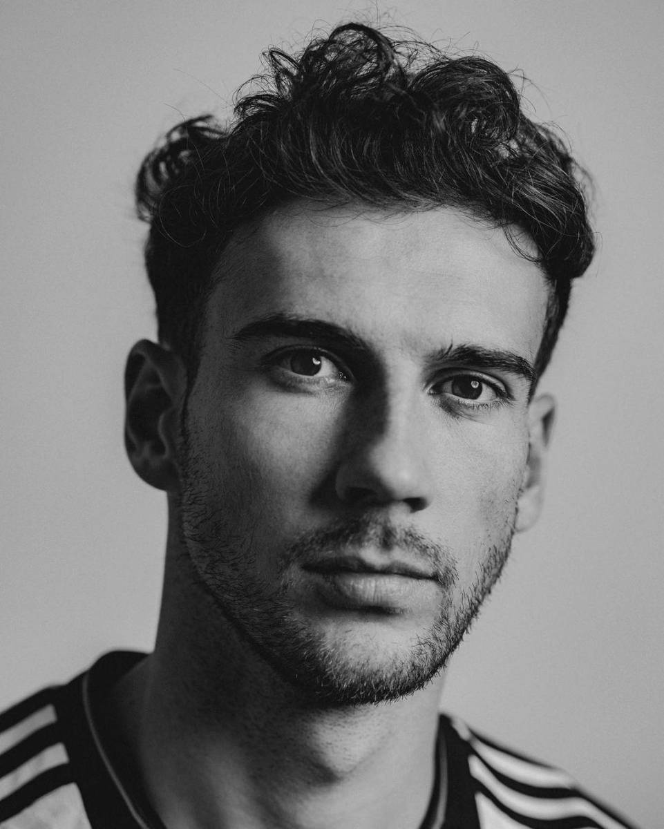 Leon Goretzka de la Selección alemana es totalmente un derroche de encanto y hermosura. Juega como mediocampista y está en el Club del Bayern Múnich en Alemania. Tiene 27 años y, por supuesto, esperamos verlo en el próximo mundial, @leon_goretzka.