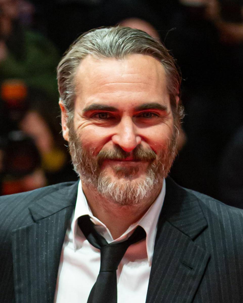 <b>Joaquin Phoenix</b>Joaquin es vegano desde los 3 años. Durante la entrega de los Premios Oscar en febrero del 2020, dedico su discursó a la causa vegana y defender los derechos animales. Además, ha colaborado con PETA en varias ocasiones.
