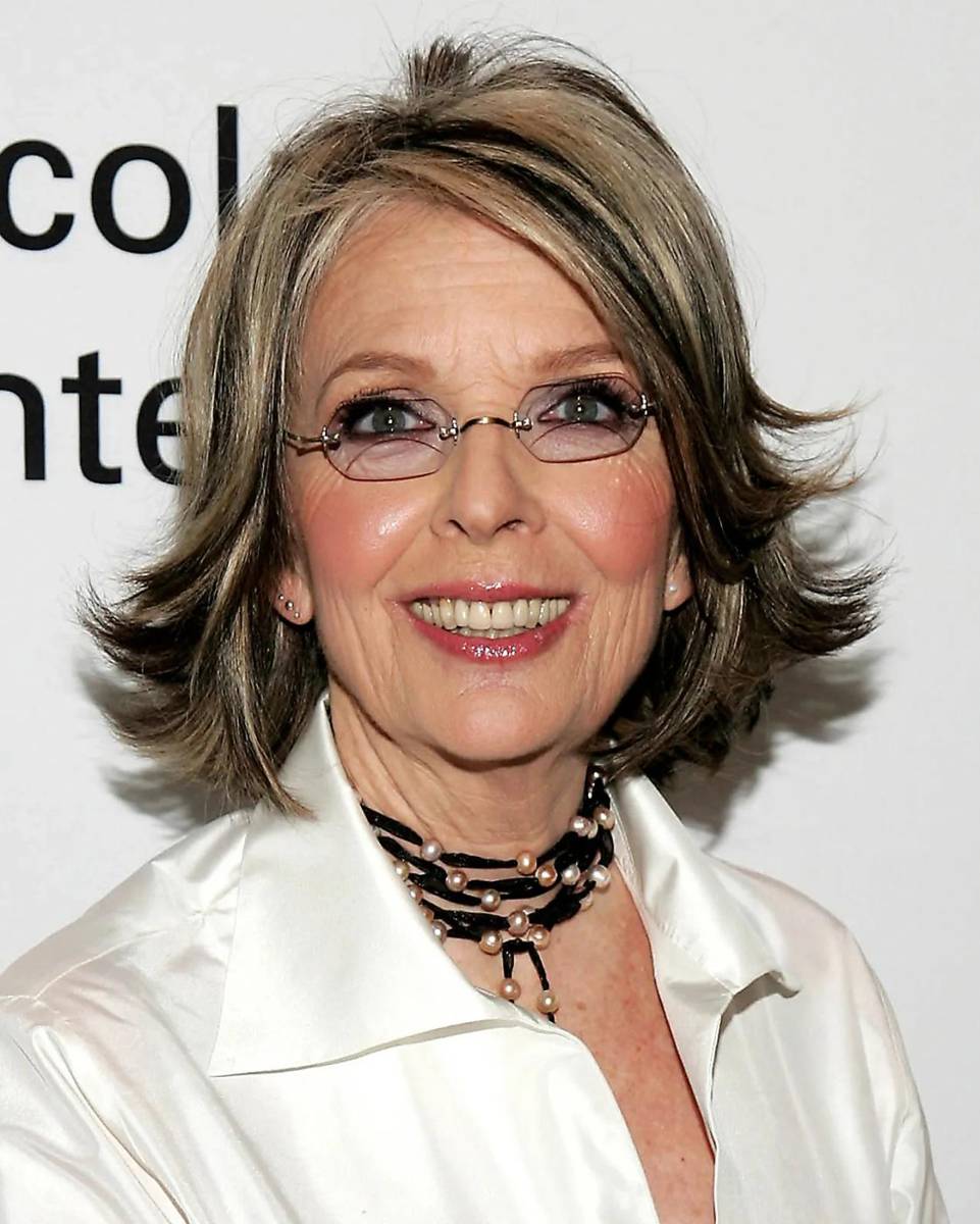 Diane Keaton afirmó: “no veo nada malo en los estiramientos faciales, el botox o los rellenos. Simplemente borran las cicatrices de batalla ocultas. Tengo la intención de usar el mío, más o menos. Al menos eso es lo que me digo a mí mismo”.