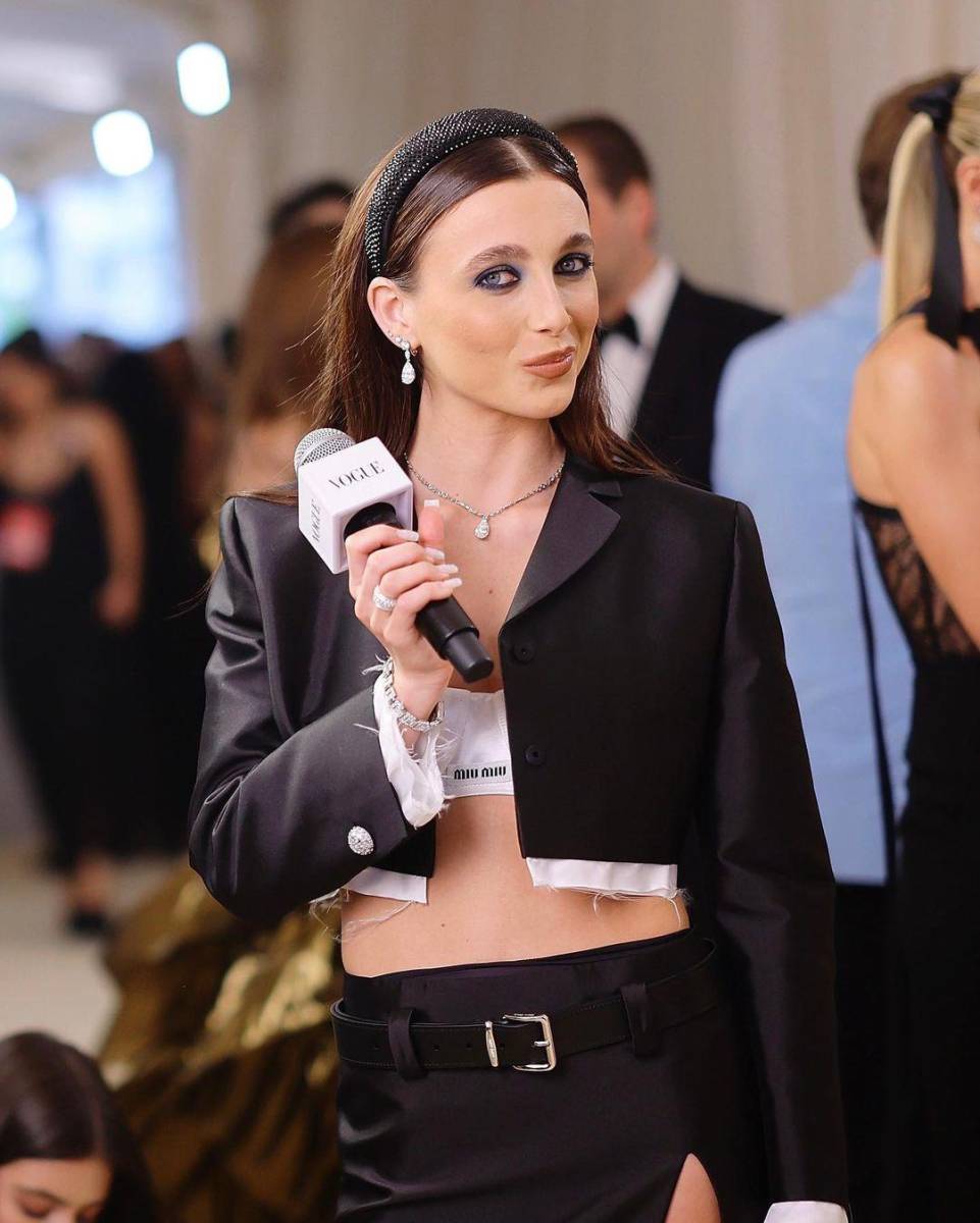 Por dos años consecutivos, Emma Chamberlain ha destacado como la corresponsal de Vogue en el más grande evento de la moda, la Met Gala. Su habilidad para crear momentos auténticos y divertidos en medio del glamour del evento es lo que sigue posicionando a Emma como una de las figuras más influyentes entre la Gen Z. 