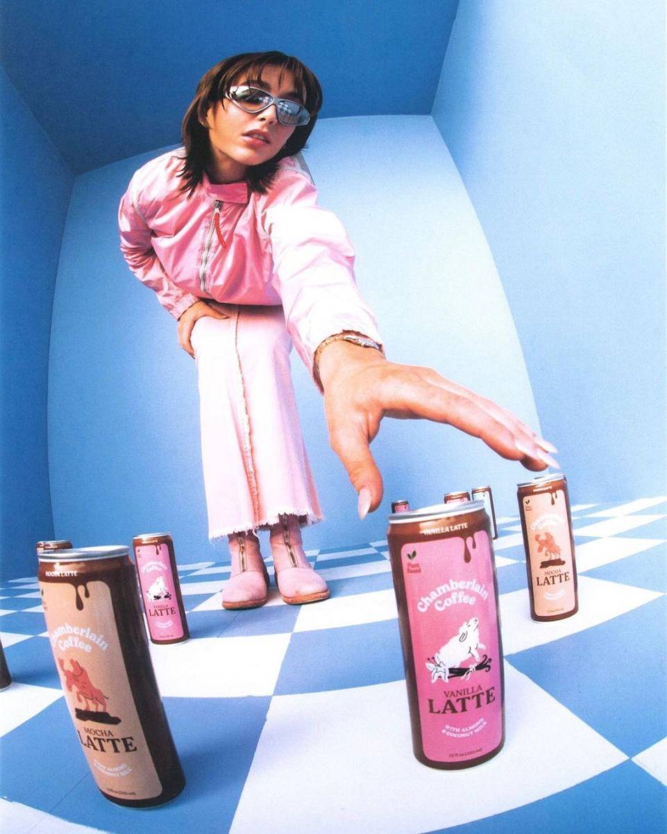 Si hay algo que caracteriza a Emma, es su obsesión por el café. Así fue como decidió lanzar su propia compañía “Chamberlain Coffee” en 2019. Recientemente, hizo el lanzamiento de su nueva línea de lattes de cold brew listos para beber. 