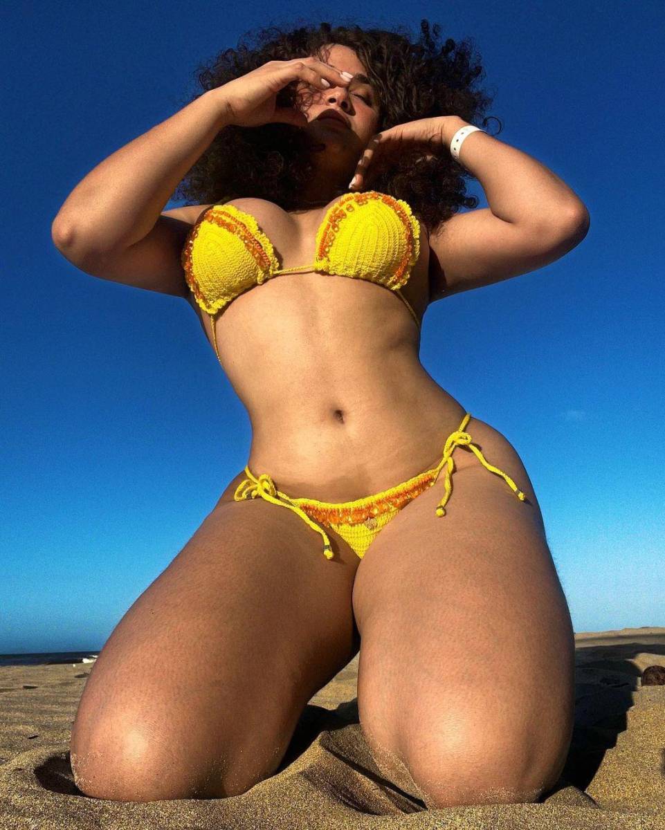 Cesia Sáenz deslumbra con su esbelta figura en playas de Honduras