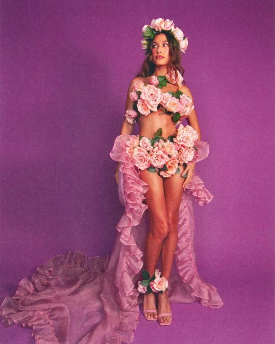 Hailey Bieber haciendo homenaje a Yves Saint Laurent.