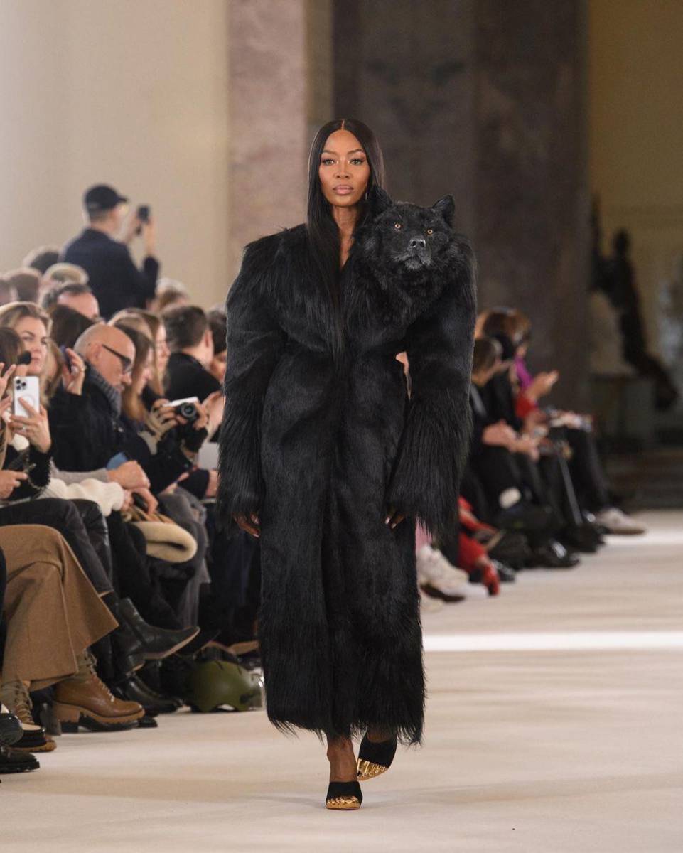 Durante el desfile de Schiaparelli se figuró la presencia de la supermodelo Naomi Campbell, que lució un traje negro y abrigo de piel muy on top. Y como era de esperarse su caminata y su porte hacía que su look resaltara mucho más. En el look de Campbell se hace visible la cabeza del lobo.