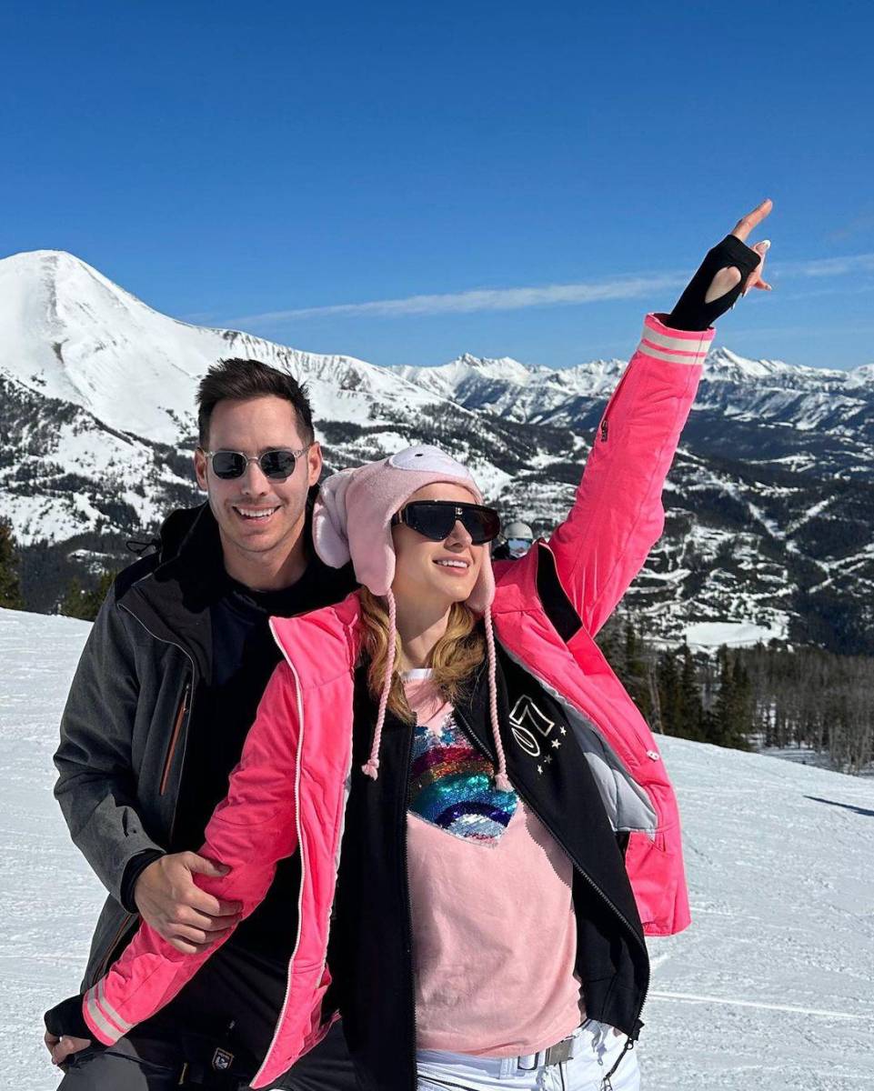 “¡Felices Pascuas!”, deseó Paris Hilton al lado de su esposo, Carter Reum. La socialité lucía un bonito sombrero de conejo en color rosa.
