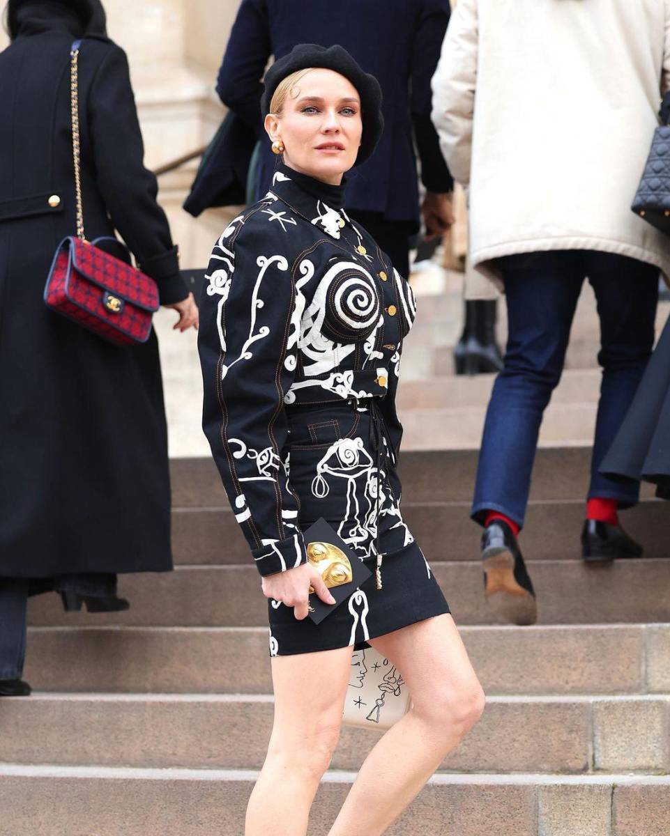 Diane Kruger lució un minivestido con estampado blanco y una boina.