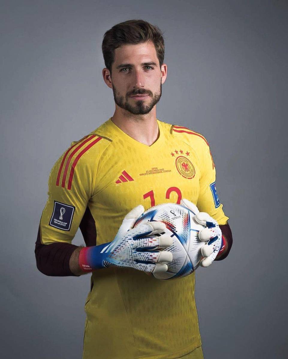 Kevin Trapp, el guardameta alemán, es una preciosidad visual. Juega en el Eintracht Frankfurt de Alemania, tiene 32 años y, aunque ya no esté en el mundial, esperamos con muchas ansias verlo en el próximo, @kevintrapp.