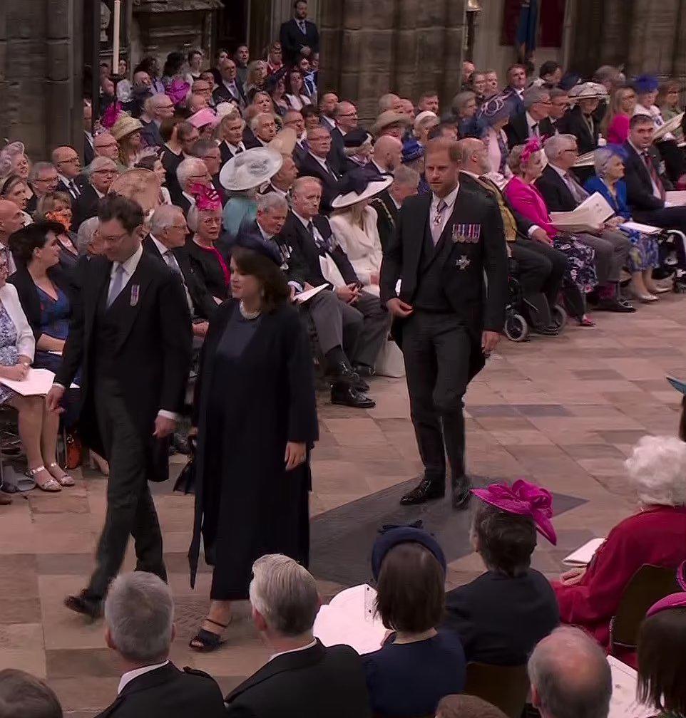 La soledad de Harry en la coronación del Rey Carlos III