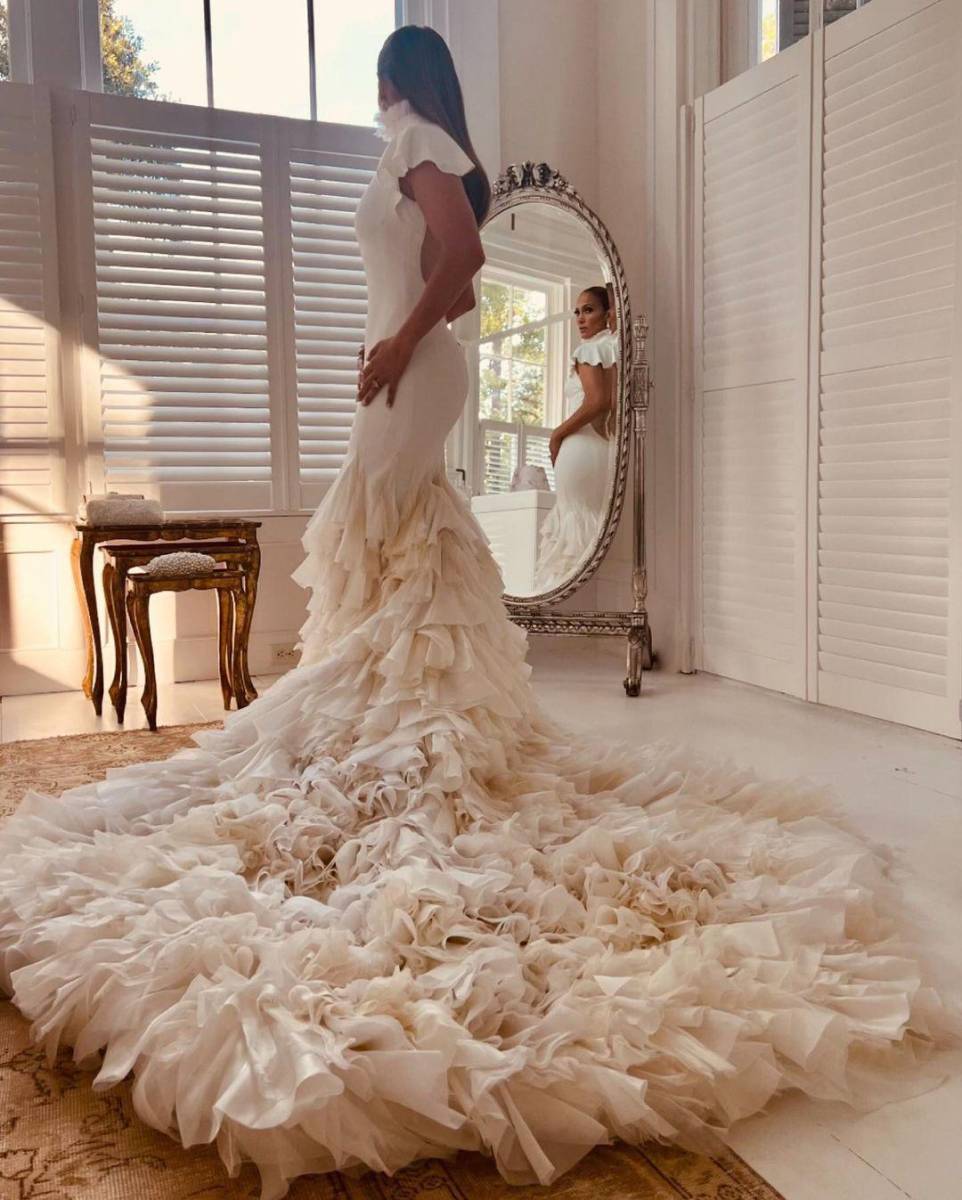 Más de mil pañuelos y 500 metros de tela se cortaron en volantes para confeccionar su primer vestido, el que usó en la ceremonia. 