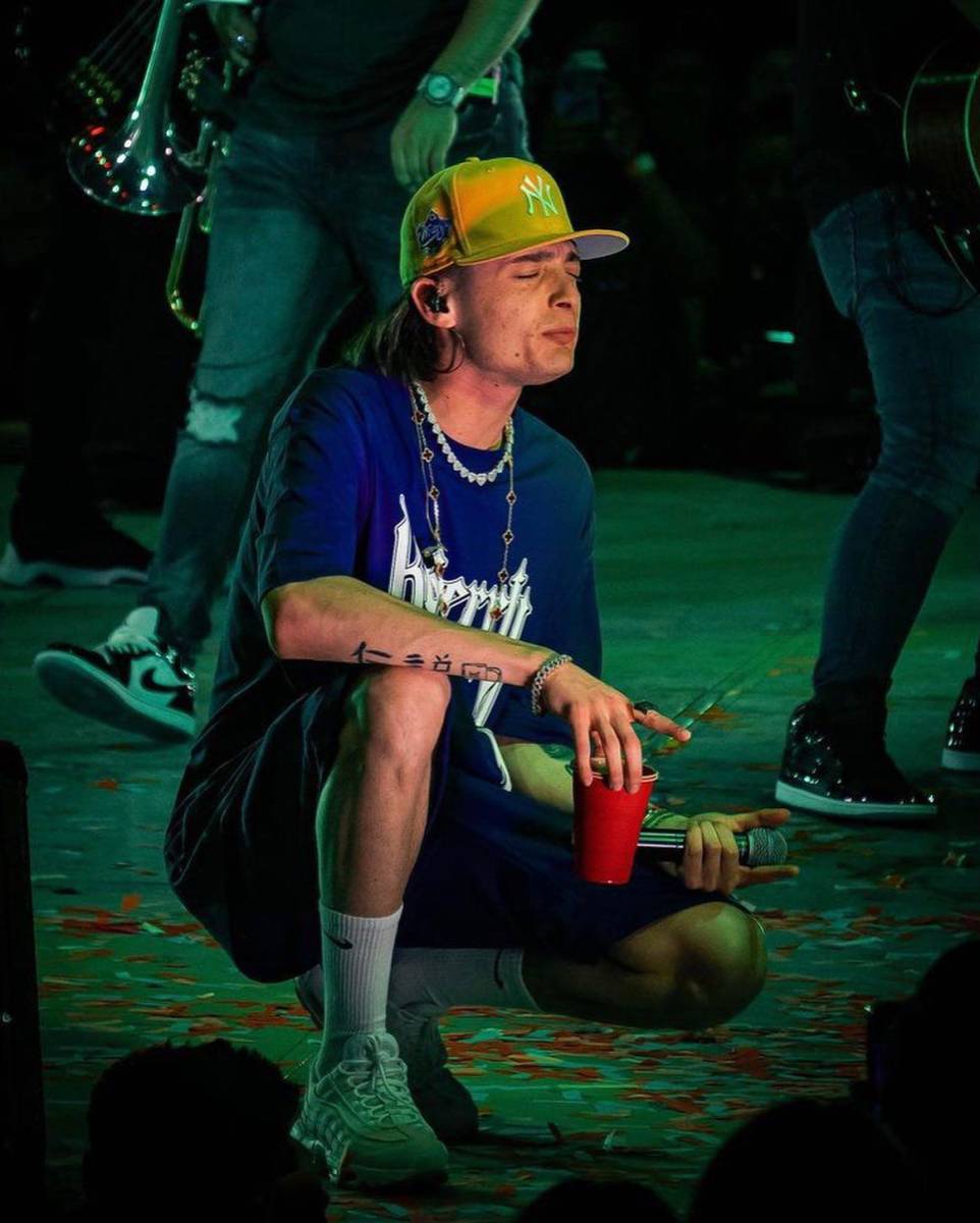 El cantante vivió en Jalisco donde cursó gran parte de sus estudios básicos, pasando el preescolar, la primaria y un año en secundaria. Sin embargo, el cantante tuvo que irse a Nueva York, Estados Unidos donde terminó la secundaria y en esta etapa comenzaría a tocar la guitarra. 