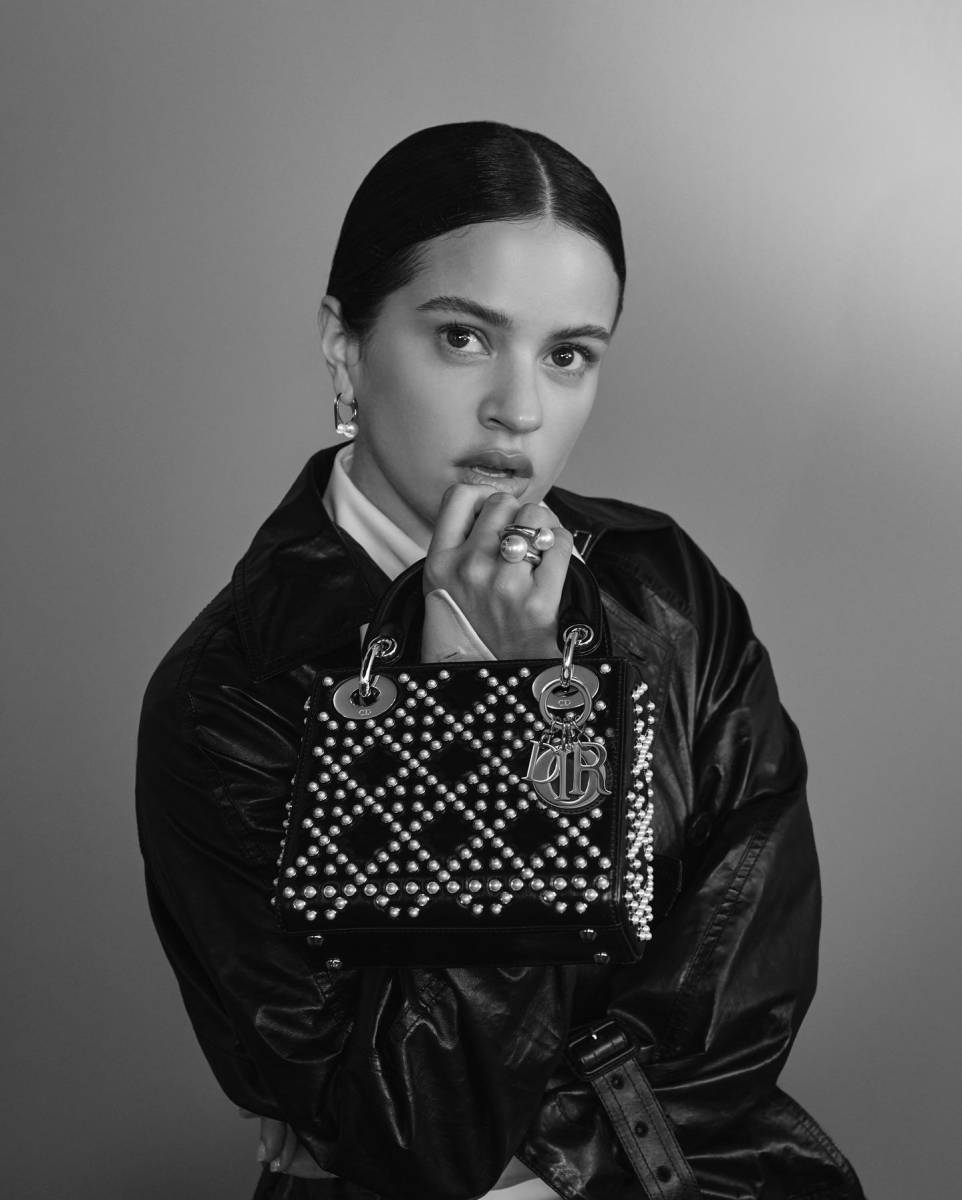 “<i>Celebrando la apasionante sinergia entre la moda, la actuación y la música, la maison está encantada de anunciar que la cantautora ganadora de un Grammy Rosalía será su nueva embajadora. Explorando tanto la emoción espontánea del color como la profunda intensidad del blanco y negro, estos retratos de Collier Schorr, su singularidad natural y su aura magnética brillan en cada conjunto atemporal de Maria Grazia Chiur</i>i», anunció la maison.