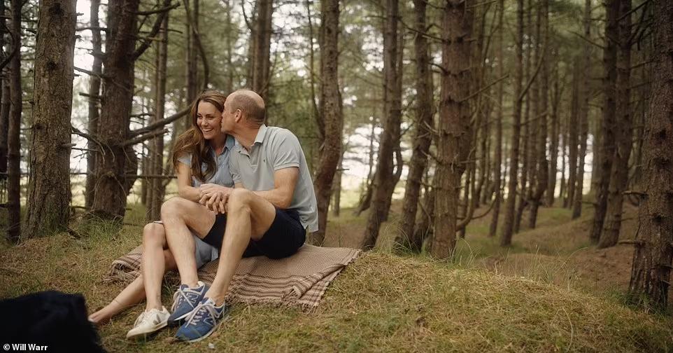 Kate concluyó el vídeo diciendo: “A pesar de todo lo que ha pasado antes, entro en esta nueva fase de recuperación con un renovado sentido de esperanza y aprecio por la vida. William y yo estamos muy agradecidos por el apoyo que hemos recibido y hemos obtenido una gran fortaleza. Permanezco con ustedes, lado a lado, de la mano. De la oscuridad puede surgir la luz, así que deja que esa luz brille intensamente”.