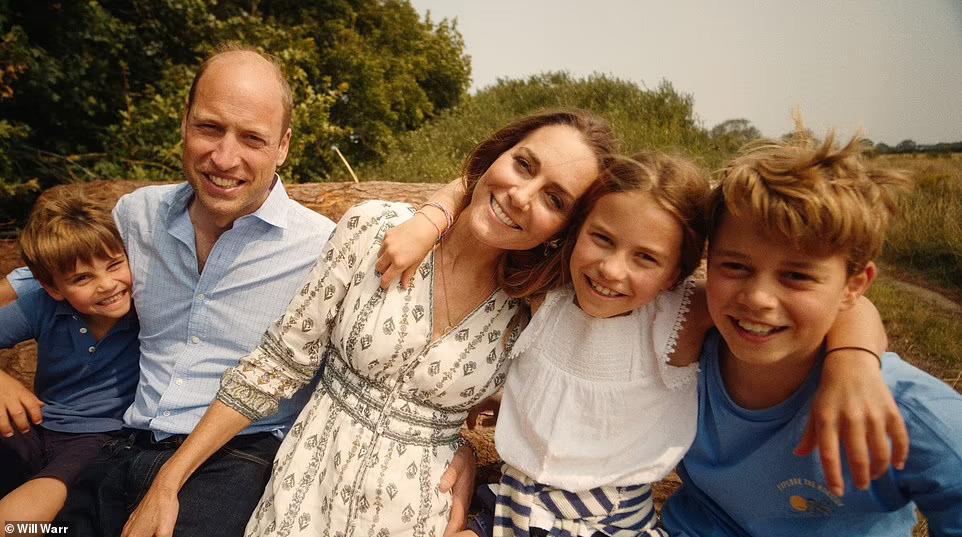 El post compartido va acompañado de un vídeo de tres minutos que los muestra a ella y a William en Norfolk con sus tres hijos, el príncipe George, la princesa Charlotte y el príncipe Louis. Se ve a la familia jugando felizmente en la playa y en el bosque, William y Catherine recostados sobre una manta, abrazando a sus hijos y besándose.