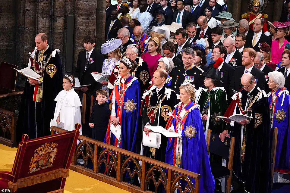 La primera fila quedó reservada para los miembros de la realeza con más antigüedad: William y Kate, Eduardo y Sofía y sus hijos Lady Louise y James, conde de Wessex, además de la princesa Ana y su esposo Tim Laurence.