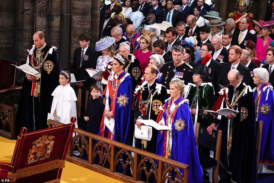 La soledad de Harry en la coronación del Rey Carlos III