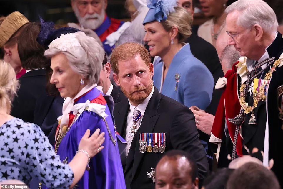 La soledad de Harry en la coronación del Rey Carlos III