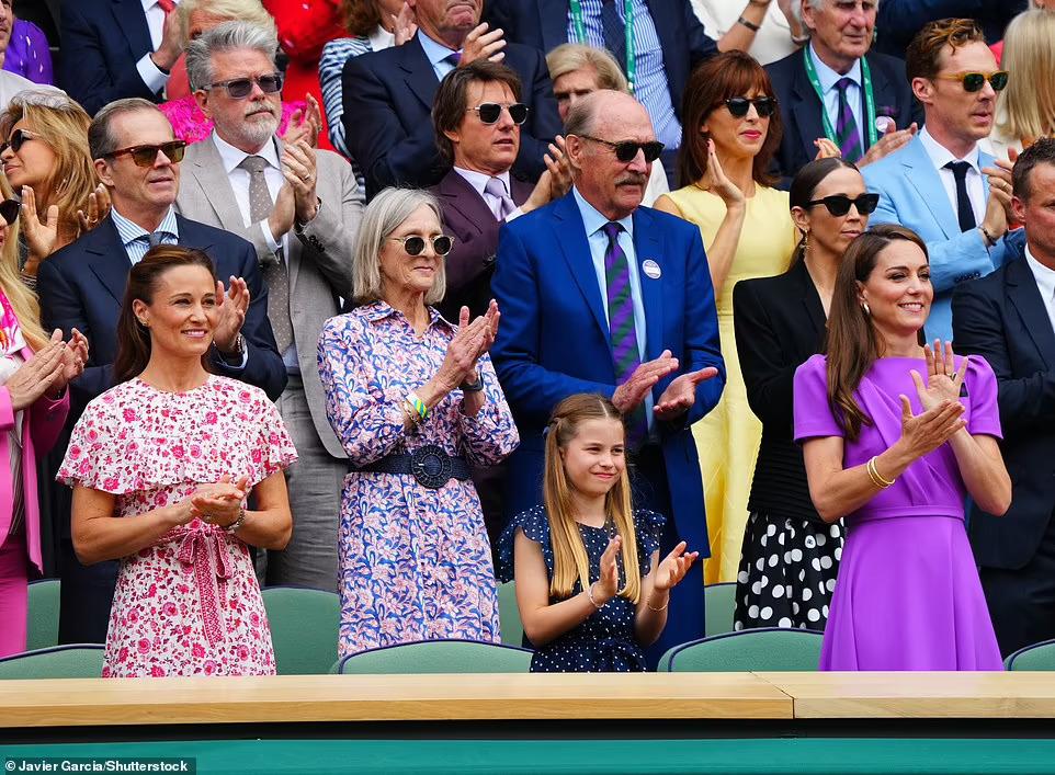 La princesa hizo su primera aparición pública, desde el impactante anuncio, en junio, cuando se unió a la Familia Real para celebrar el cumpleaños oficial del Rey. Además, asistió a Trooping the Color y, posteriormente, a Wimbledon junto a su hija, la princesa Charlotte y su hermana, Pippa Middleton. Fue recibida con una gran ovación cuando se dirigió al palco real durante el torneo de tenis y pasó el trofeo a Carlos Alcaraz. 