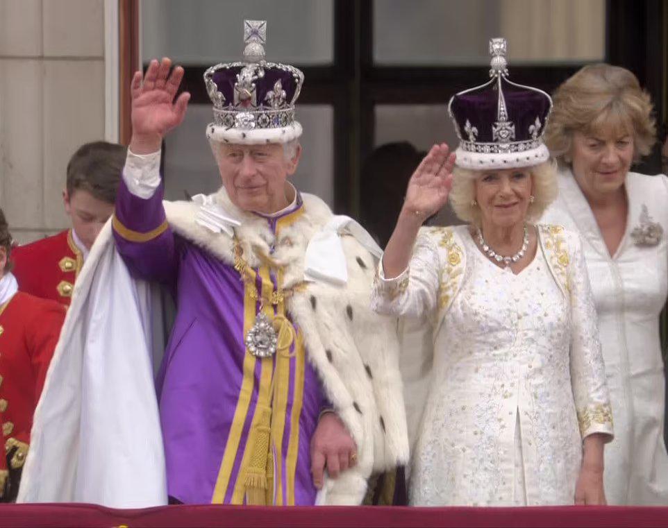 También llevó puesto un collar tradicional elaborado por la joyera Garrard, presentado en 1858 como regalo a la reina Victoria, y que ha sido usado por cada reina sucesiva.