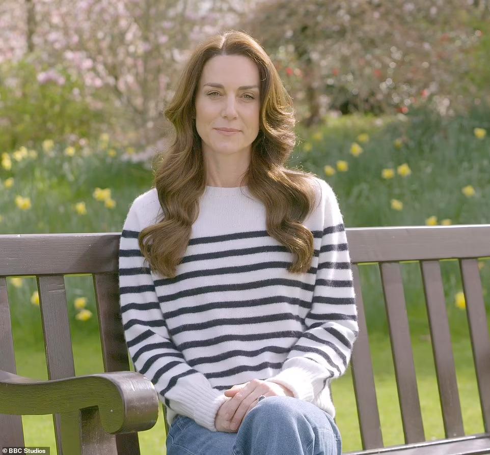 Kate se mantuvo fuera del ojo público desde enero de este año, lo que provocó una oleada de rumores sobre su “desaparición”. No fue hasta marzo que compartió un video en sus redes sociales donde reveló, con pesar, que había sido diagnosticada con cáncer. Sin embargo, no especificó el tipo de cáncer que enfrenta.