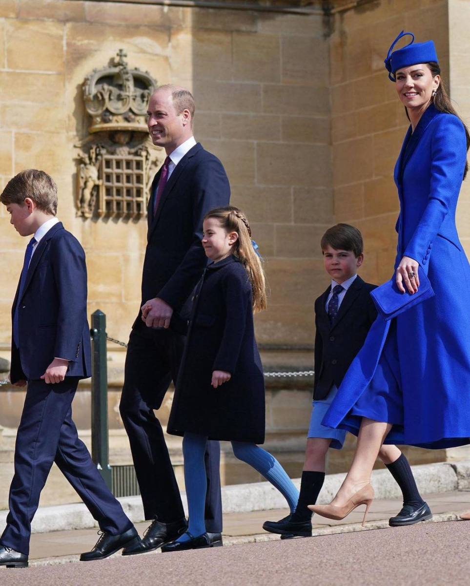 Los Gales participaron en la misa de Pascua en la capilla de San Jorge. Ese día tanto Kate como Charlotte iban de azul. 
