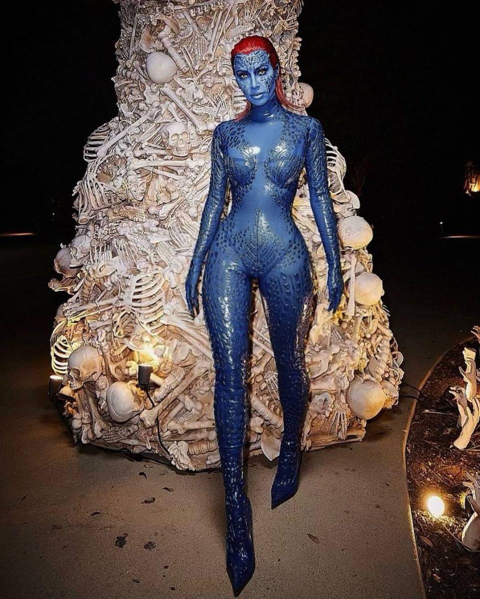 Kim Kardashian como Mystique.