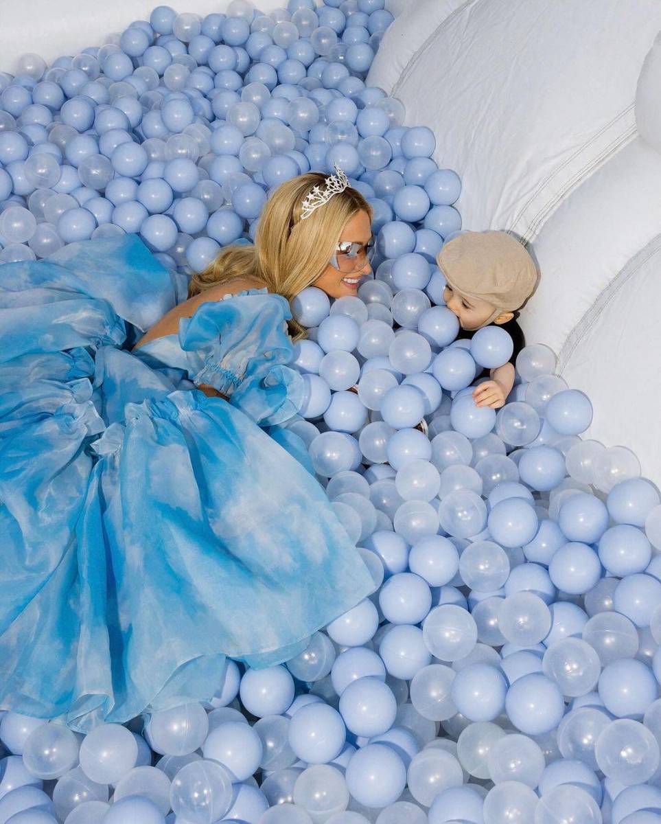 La mansión de la empresario se llenó de globos en forma de pez y pelotas azules. ¡Una verdadera visión submarina!