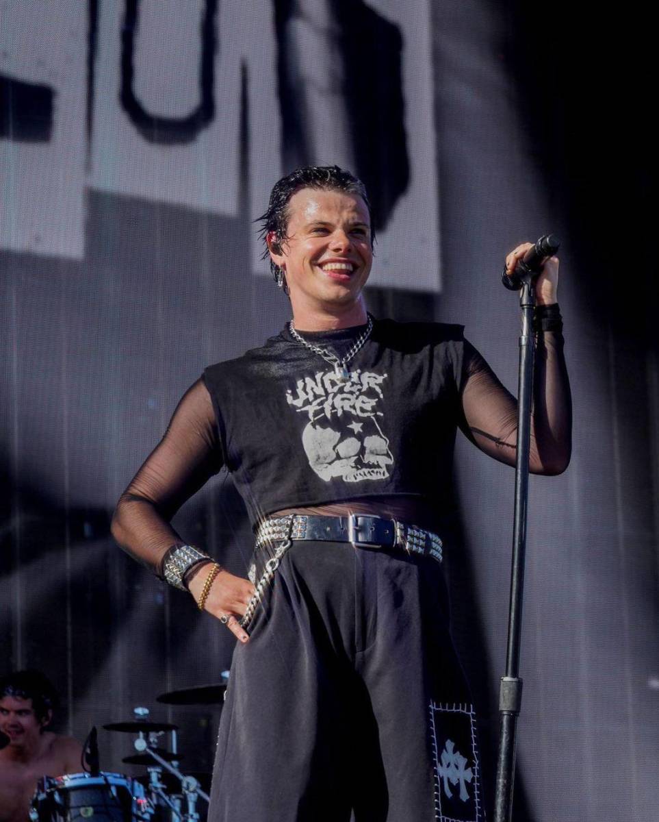  El cantante Yungblud también se hizo presente en el escenario del festival, interpretó la canción “Blondie”, enamorando a los presentes en el festival. Con un look negro total, Yungblud la rompió en Coachella.