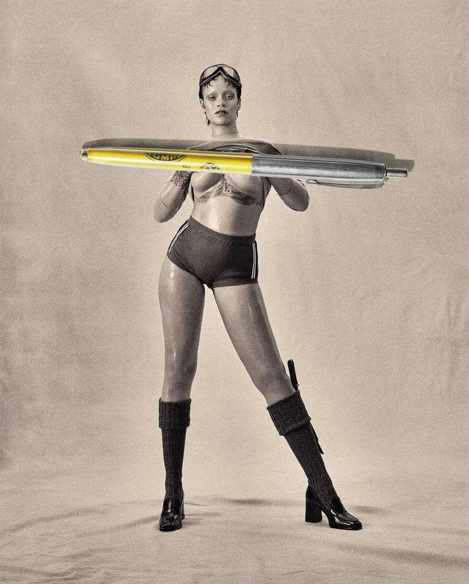 Rihanna se destaca en la portada de la última edición de Interview Magazine, con fotografías algo controversiales, donde su estilista de confianza, Mel Ottenberg, la entrevista sobre su próximo proyecto musical. 