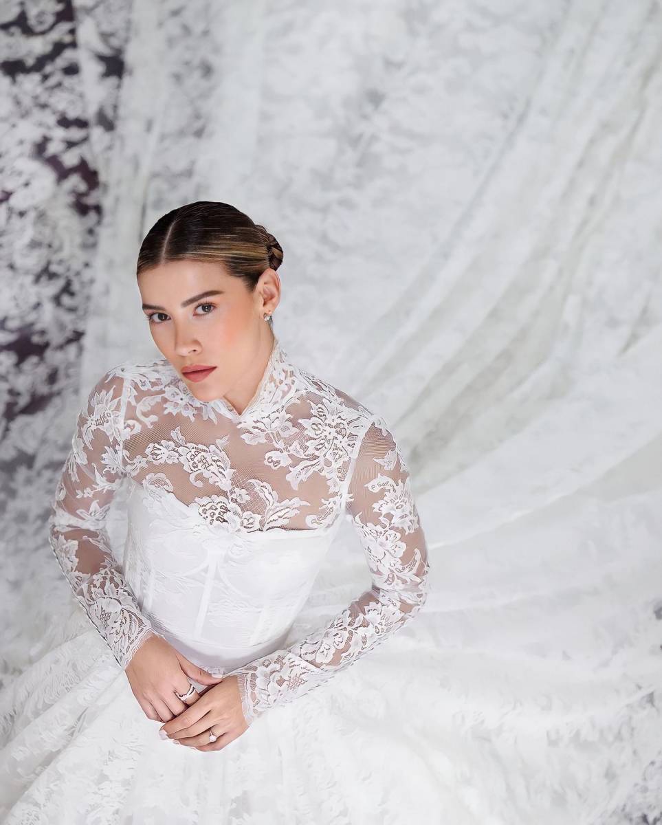 Complementando su atuendo, la novia lució joyas de Tiffany&amp;Co y un recogido con un elegante moño bajo. Michelle Salas describe su look nupcial como “sofisticado y festivo”.