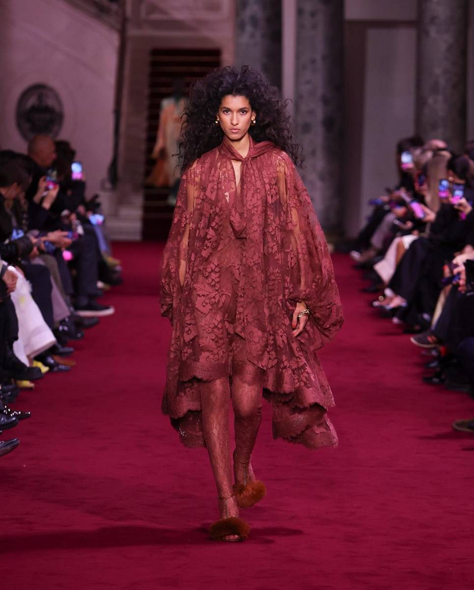 La marca australiana Zimmermann también se ha sumado a la tendencia boho chic para esta temporada, con una colección de vestidos vaporosos y detalles vintage. Zimmermann utiliza telas ligeras y estampados románticos para crear una estética femenina y relajada, siempre con un toque de sofisticación.